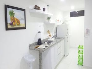 Großer Kühlschrank, Mikrowelle, Kochgeschirr/Geschirr/Besteck