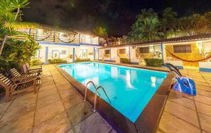 Utendørsbasseng og solsenger