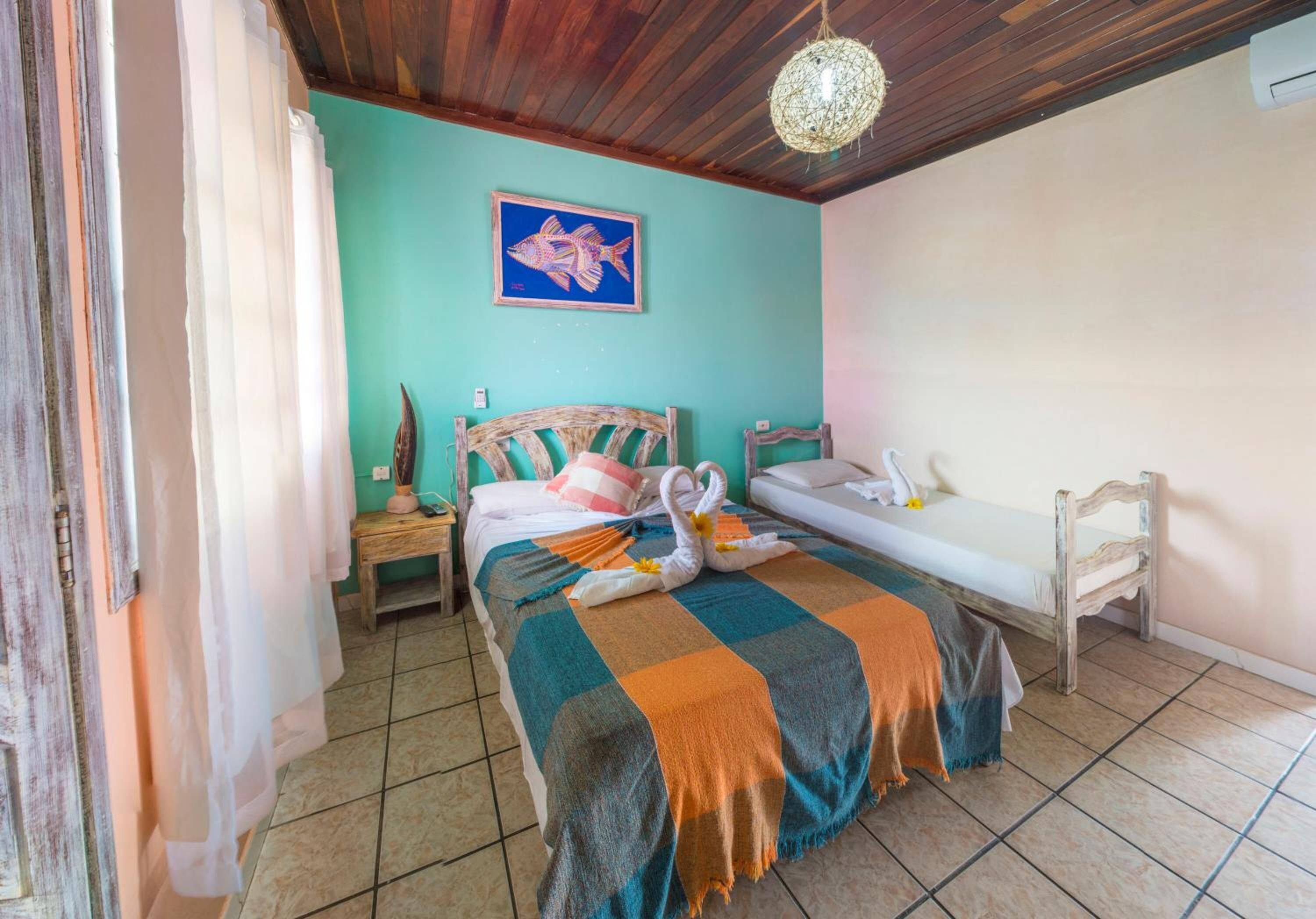 Minibar, free WiFi, bed sheets