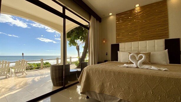 Golden Room | In-room safe, desk, iron/ironing board, WiFi (free)