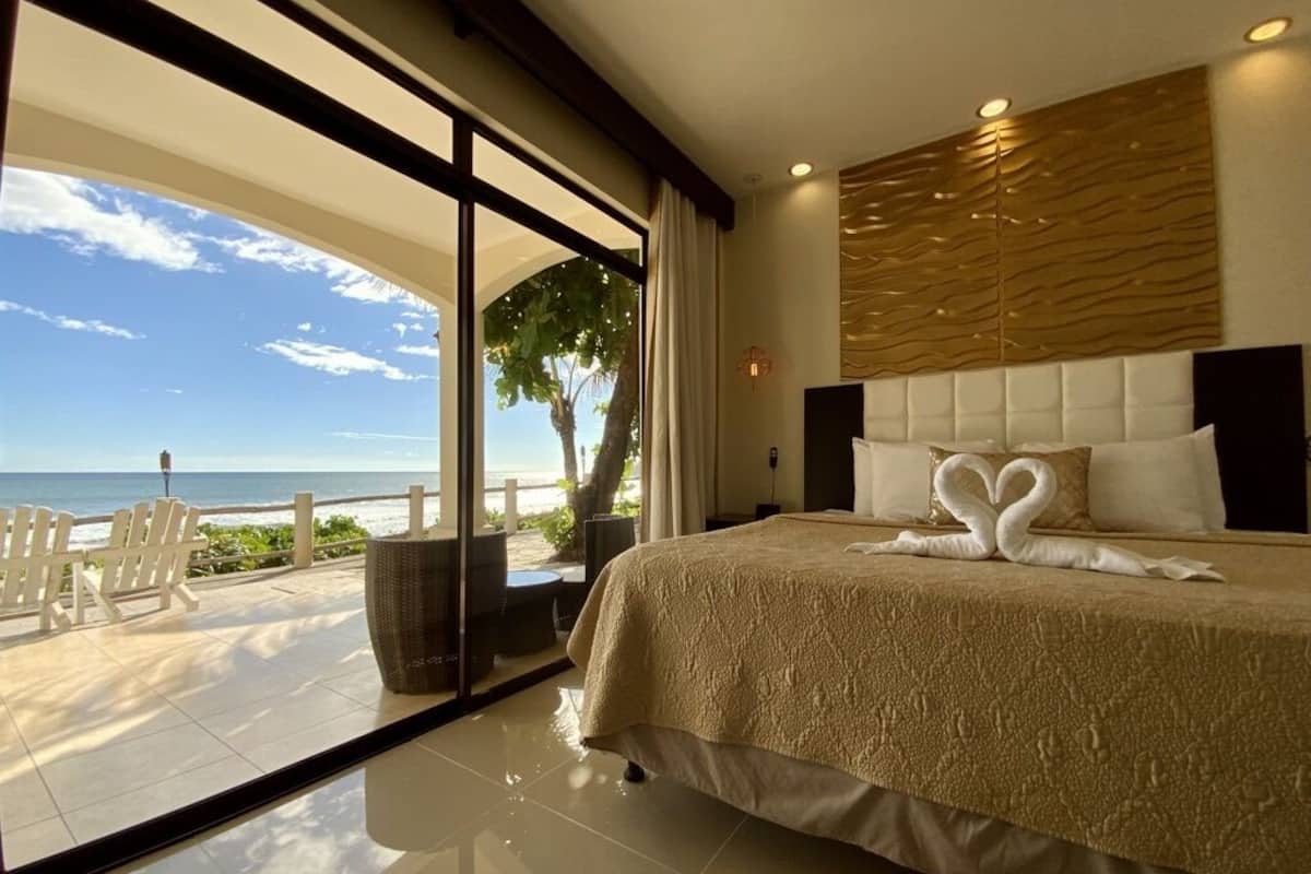 Golden Room | In-room safe, desk, iron/ironing board, WiFi (free)