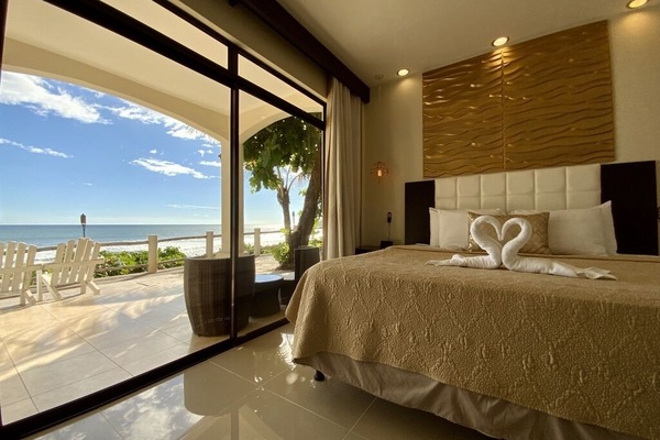 Golden Room | In-room safe, desk, iron/ironing board, free WiFi