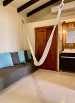 Quarto lua de mel, 1 cama King, banheira de imersão, vista para o oceano | Área de estar | TV de tela plana 32 polegadas com canais a cabo, TV