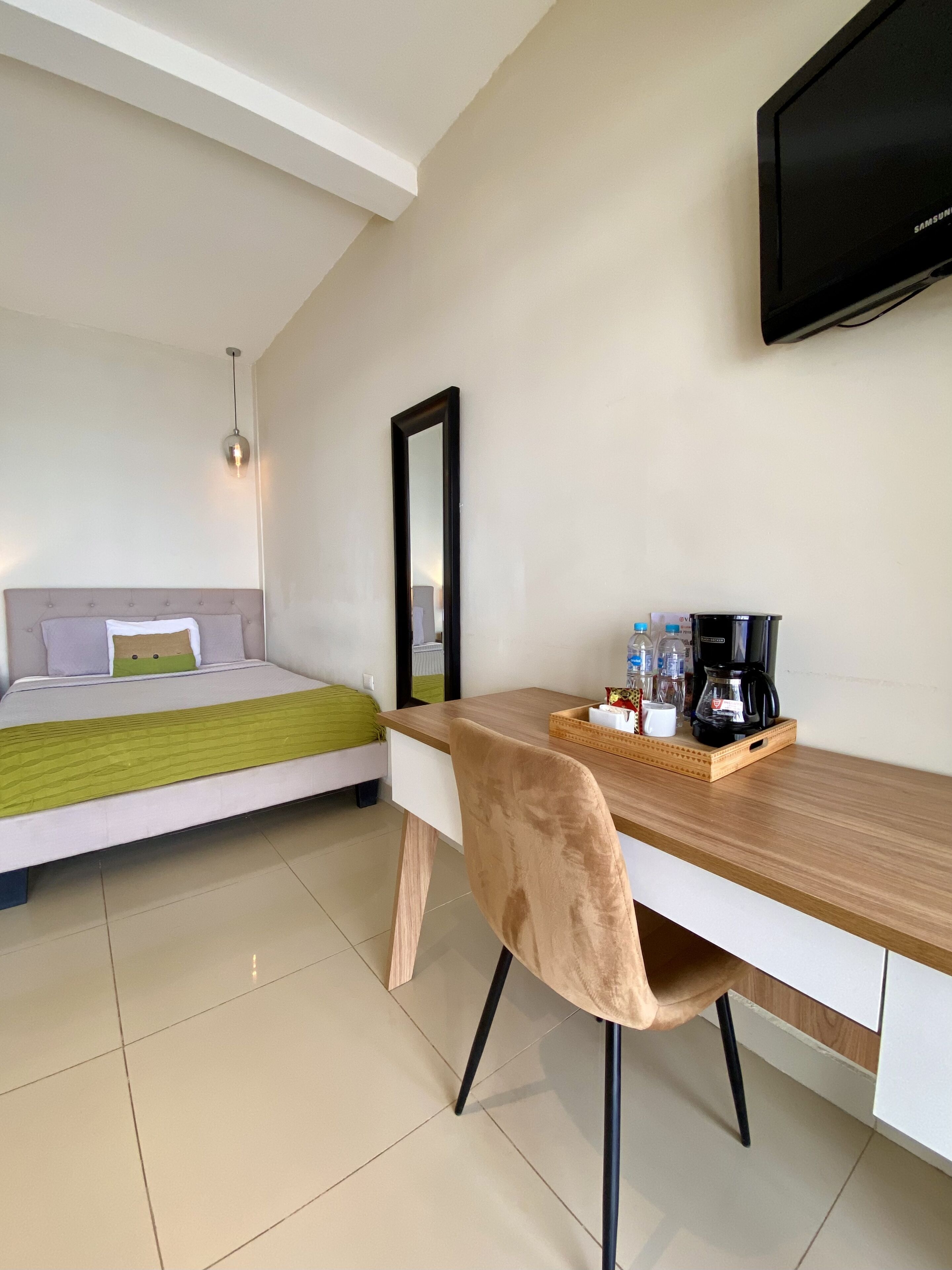 green room | in-room safe, desk, iron/ironing board, free wifi