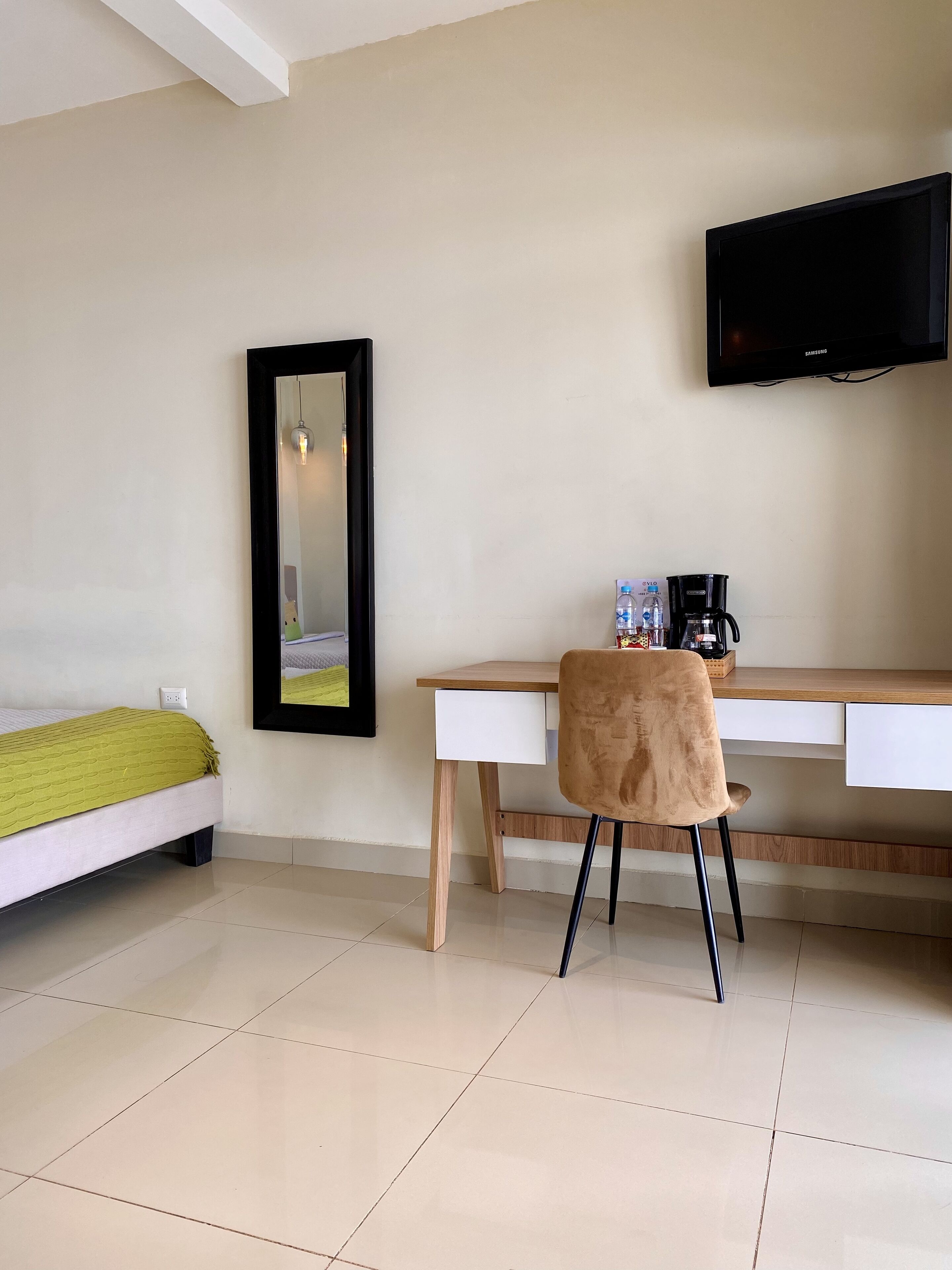 green room | in-room safe, desk, iron/ironing board, free wifi