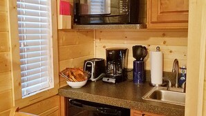 小屋, 1 間臥室 (No Pets) | 私人小型廚房 | 咖啡機/沖茶器、電冰箱、微波爐、烤麵包機