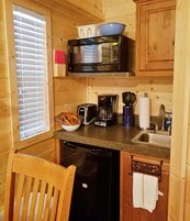 Cabana, 1 quarto (No Pets) | Cozinha americana privada | Cafeteira/chaleira, geladeira, micro-ondas, torradeira