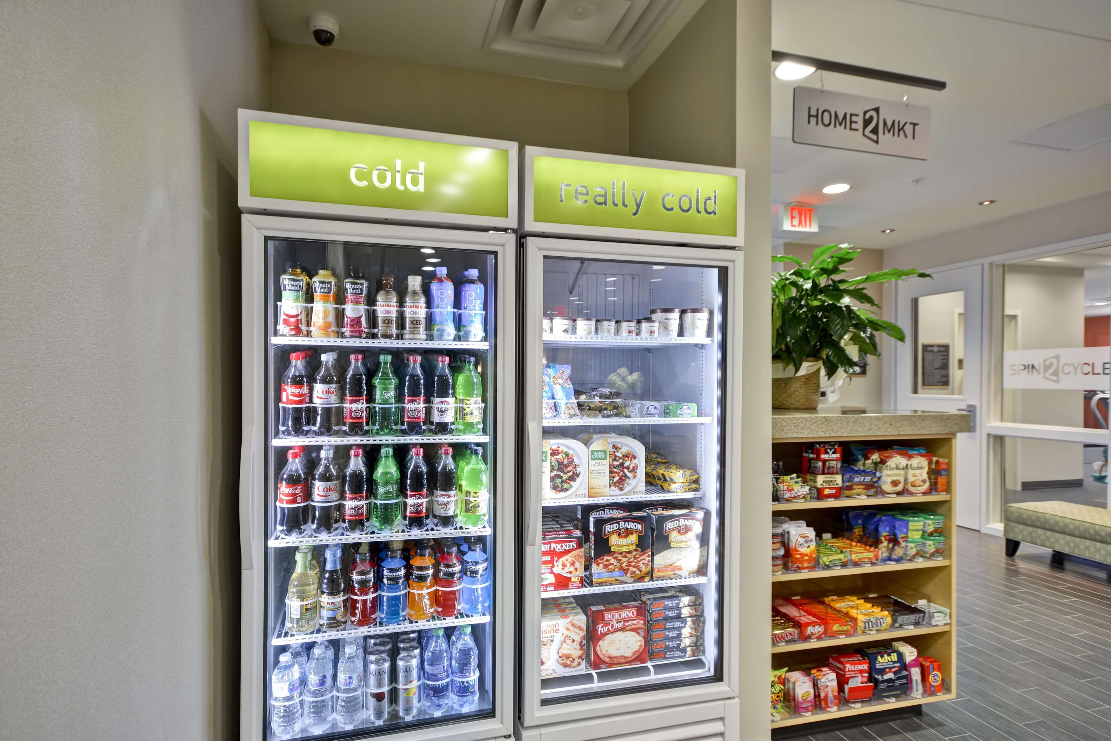 Dos dispensadores refrigerados para bebidas, uno etiquetado 'frío' y otro 'muy frío', con distintas bebidas en su interior.