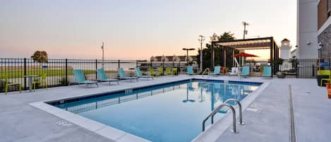 Piscine extérieure, chaises longues