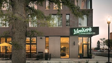 Déjeuner, dîner, souper et brunch servis sur place