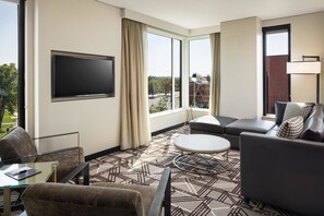 总统套房, 1 间卧室, 无烟房 | 客厅 | 50-英寸液晶电视（配备有线频道）、电视、iPod 基座