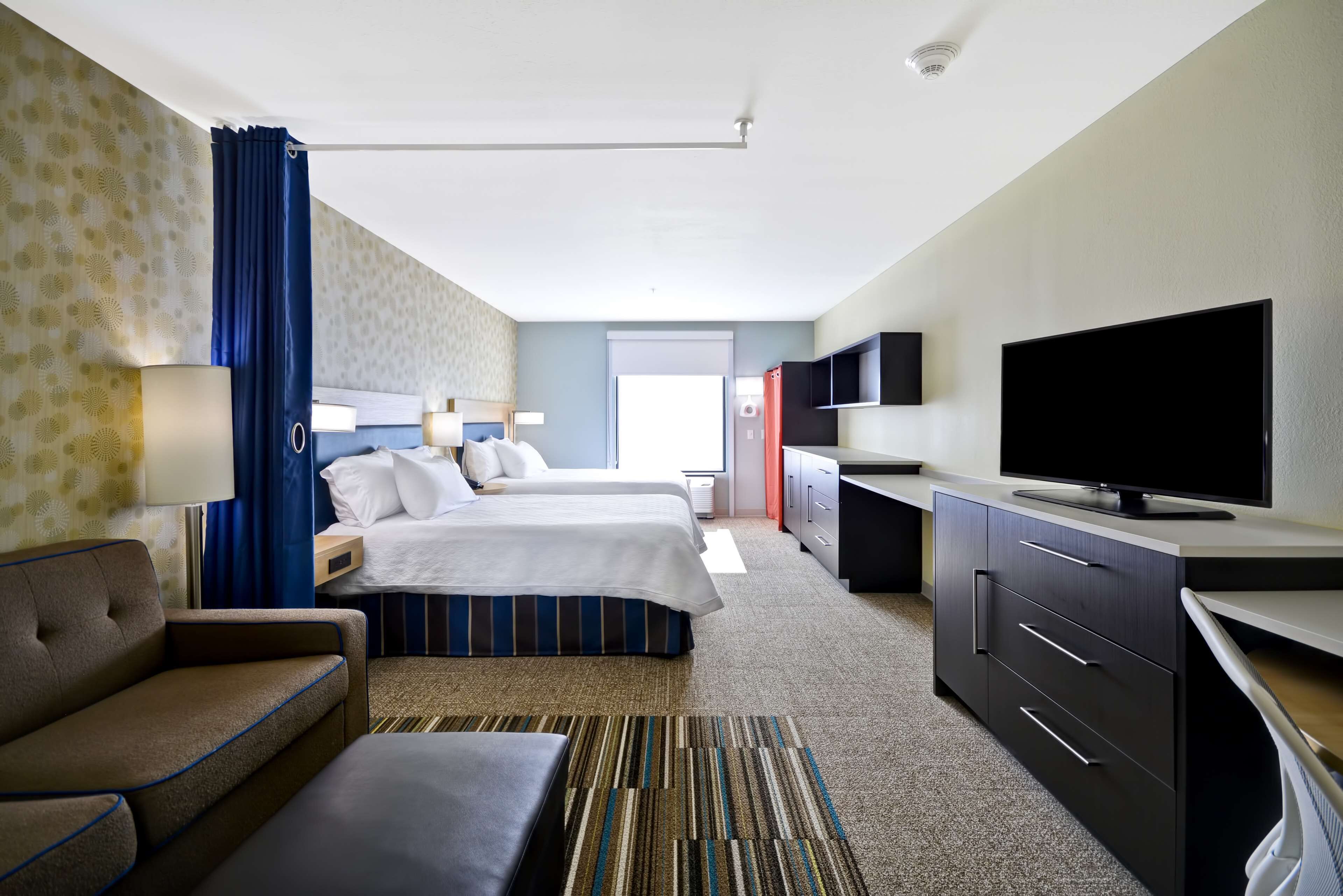 スタジオ クイーンベッド 2 台 禁煙 | リビング エリア | 42 インチの薄型テレビ (プレミアムチャンネル視聴可)、テレビ