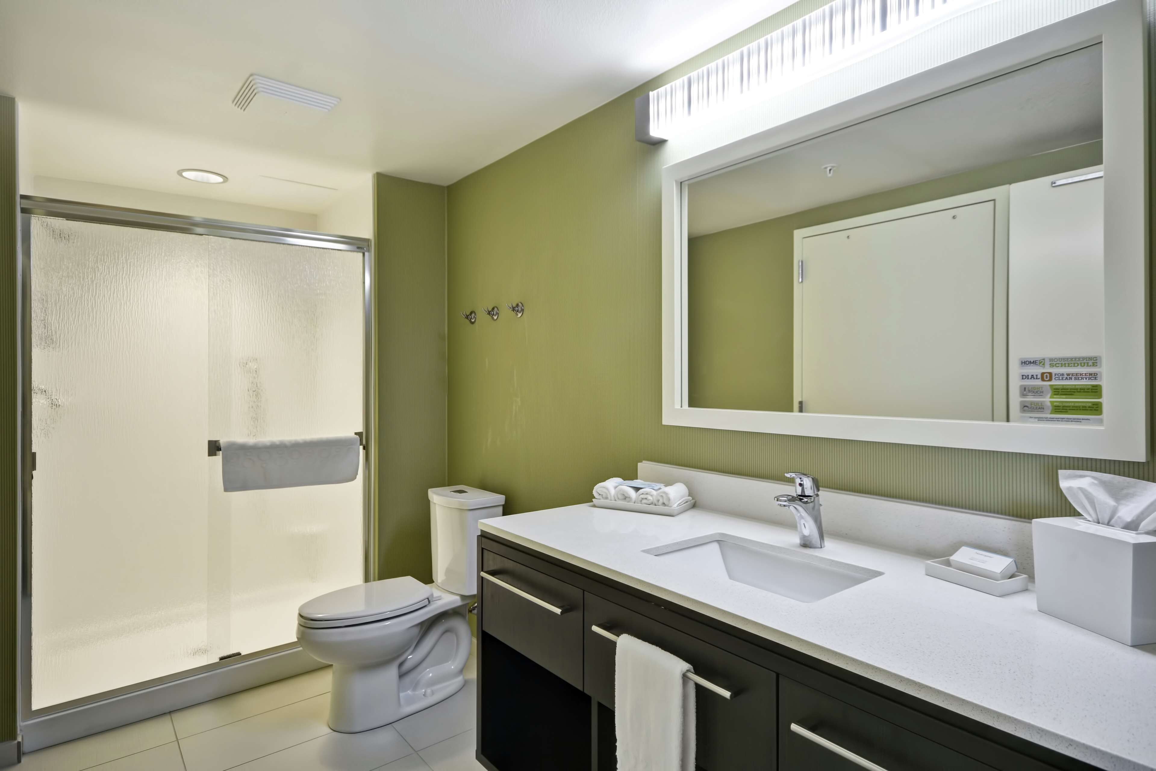Une salle de bain moderne équipée d’une douche, de toilettes et d’un lavabo.