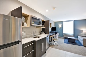 Frigorífico, microondas, lavavajillas y cafetera o tetera