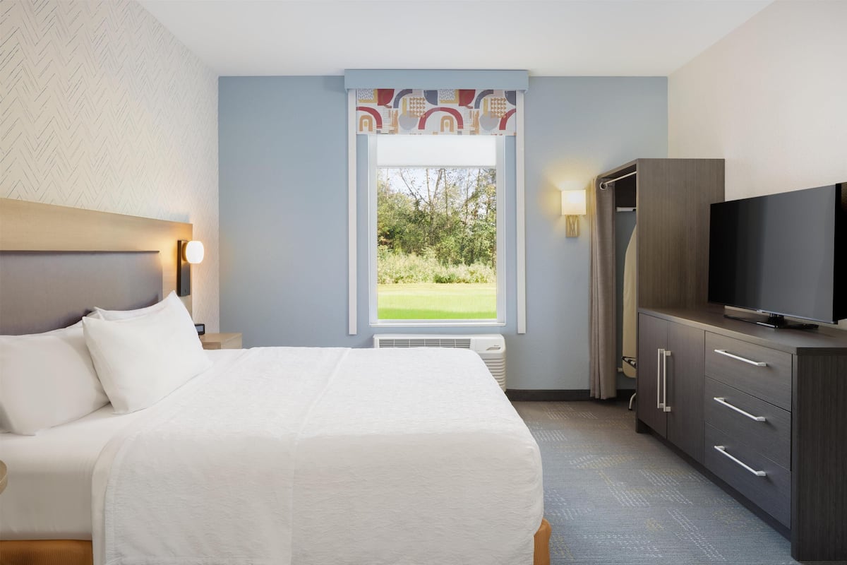 Iron/ironing board, WiFi (free), bed sheets