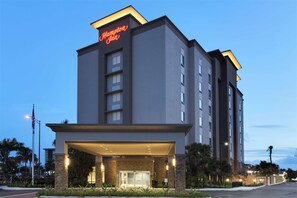 Exterior - Hampton Inn Fort Lauderdale Pompano Beach (Pompano Beach)