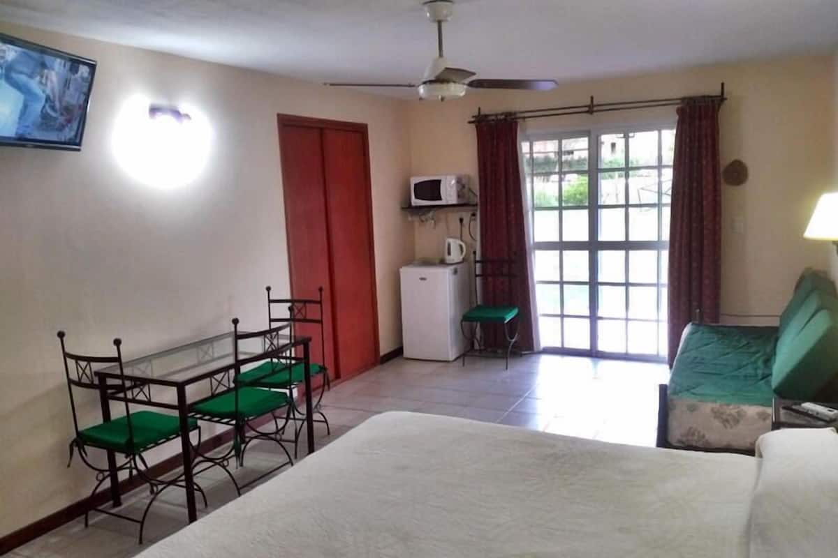 Suite, 1 habitación | Caja de seguridad en la habitación, cortinas blackout y cunas gratuitas