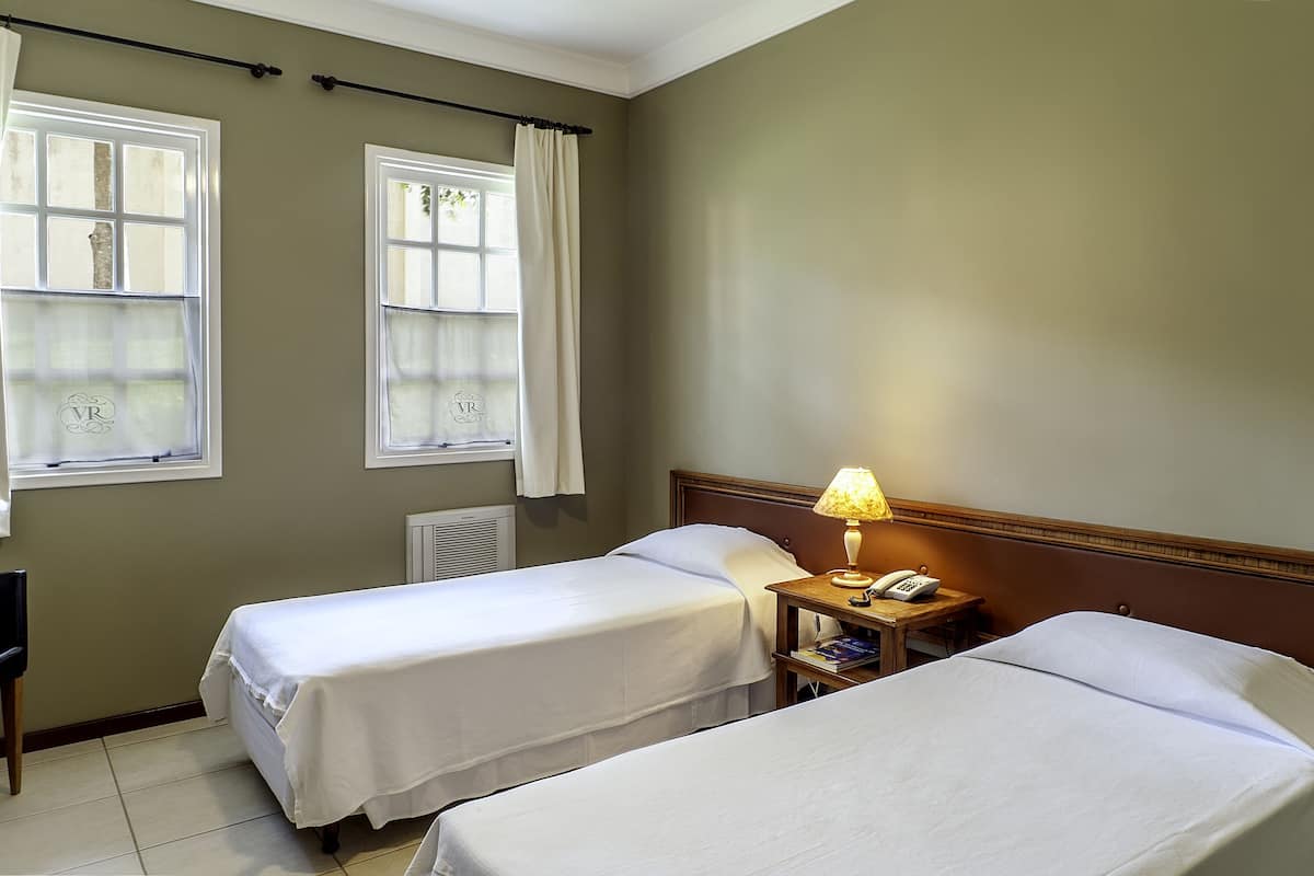 Standaard kamer, 1 twee- of 2 eenpersoonsbedden, 1 tweepersoonsbed of 2 eenpersoonsbedden | Een minibar, een bureau, extra bedden, gratis wifi