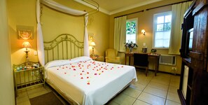 Luxury-Suite, 1 King-Bett, barrierefrei | Minibar, Schreibtisch, Zustellbetten, kostenloses WLAN