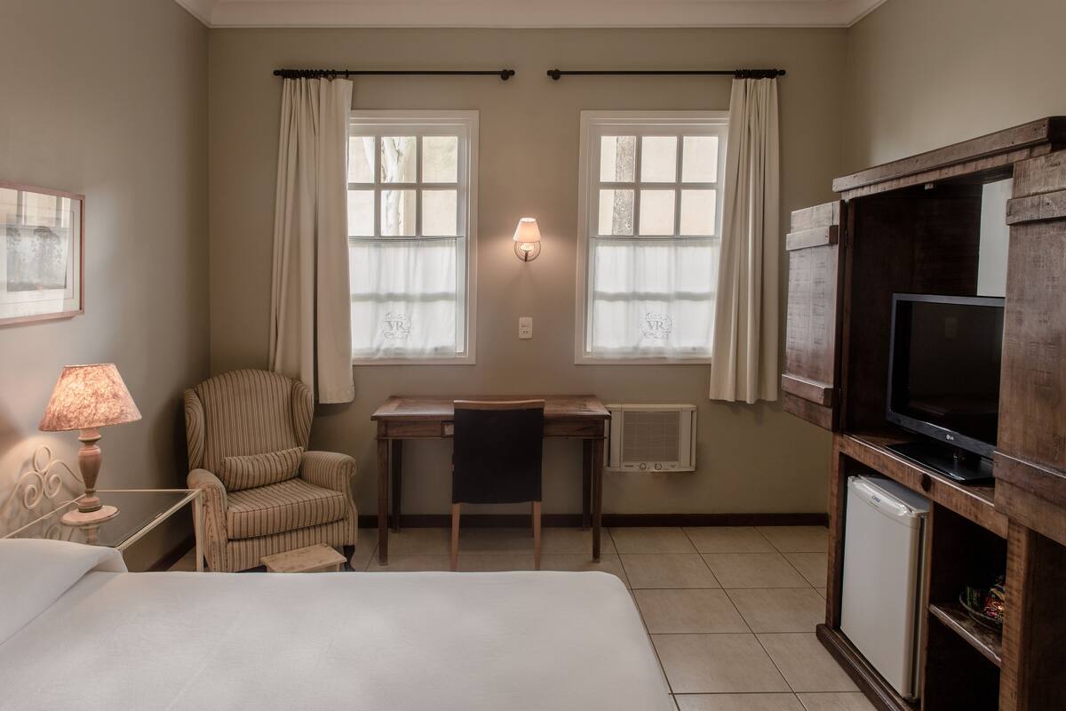 luxury suite, 1 king bed, accessible | minibar, desk, rollaway beds, free wifi