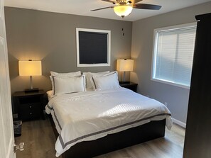 Schreibtisch, Verdunkelungsvorhänge, Bügeleisen/Bügelbrett