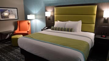 Senger med overmadrass, skrivebord og strykejern/-brett