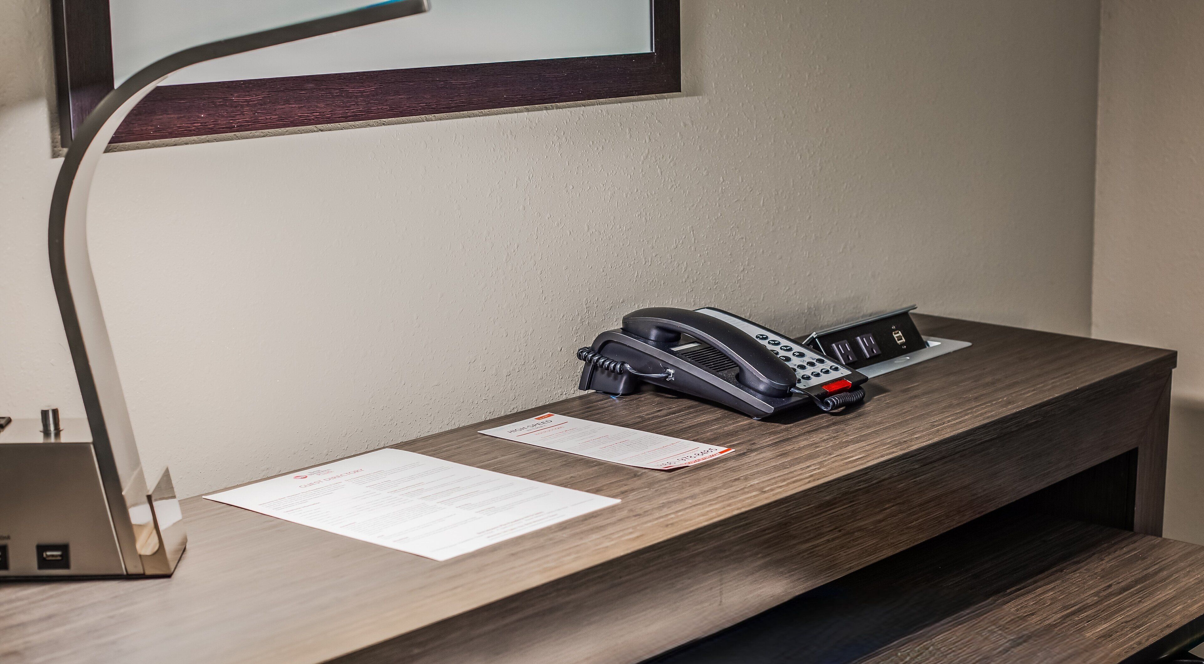 Pillowtop-Betten, Schreibtisch, Bügeleisen/Bügelbrett