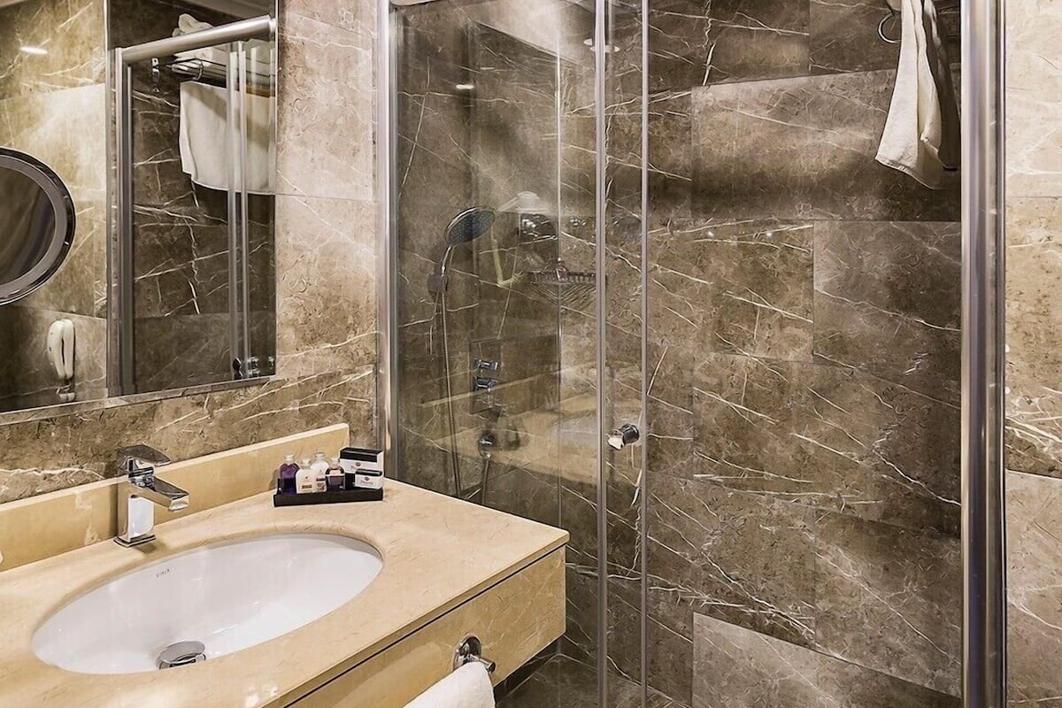 combined shower/bathtub, free toiletries, hair dryer, bathrobes