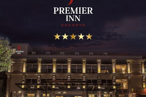 Voorkant accommodatie - avond/nacht