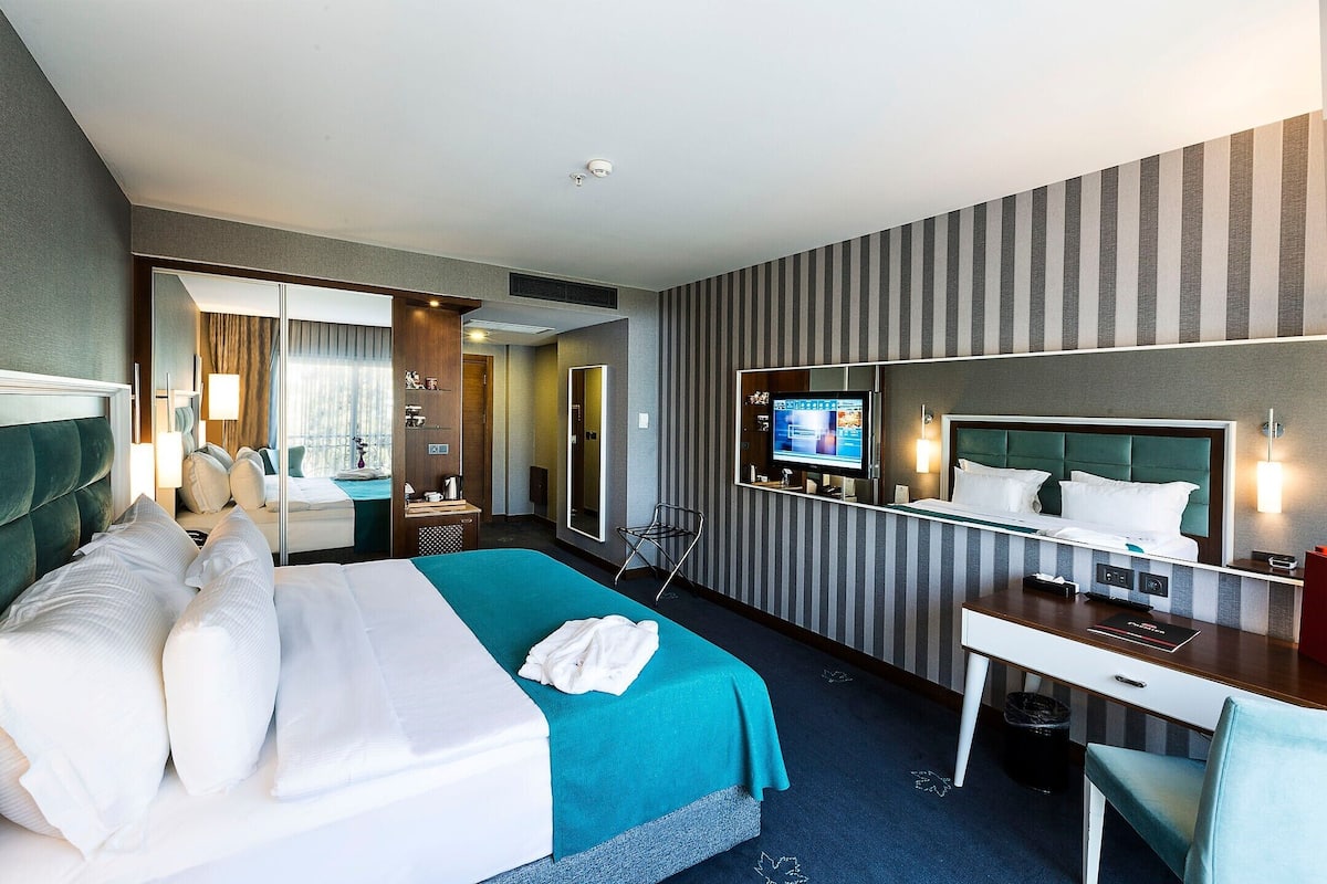 deluxe room | 1 bedroom, egyptian cotton sheets, premium bedding, minibar
