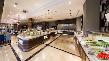 朝食 (ビュッフェ)、毎日提供 (無料)