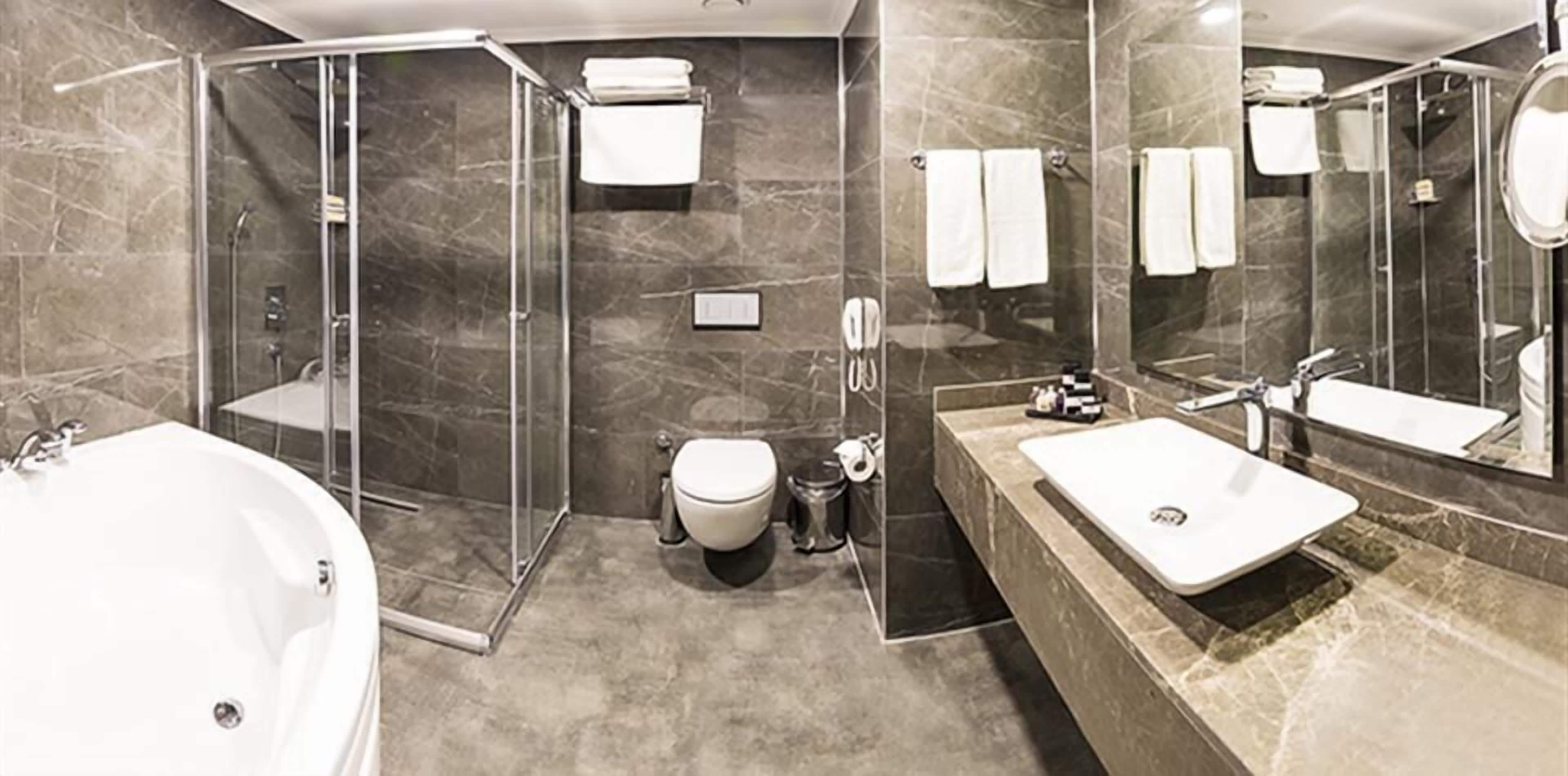 family suit | bathroom | combined shower/bathtub, free toiletries, hair dryer, bathrobes