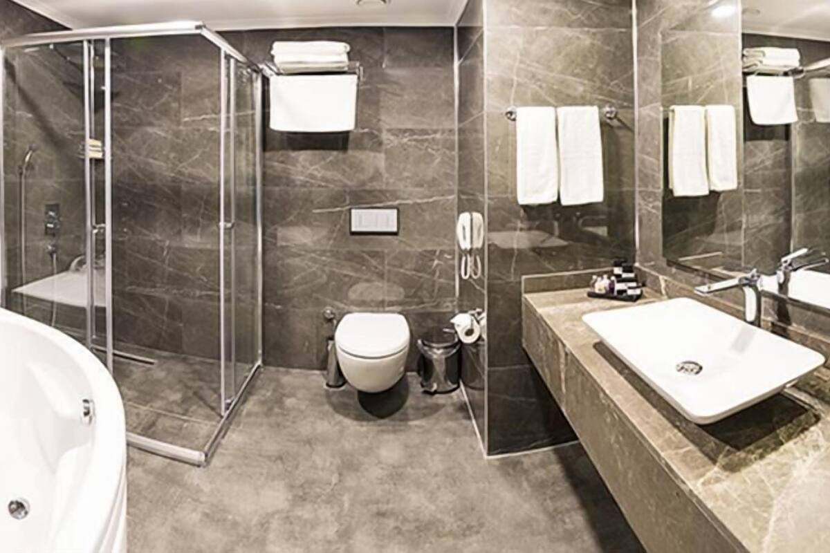 family suit | bathroom | combined shower/bathtub, free toiletries, hair dryer, bathrobes