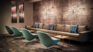A conference room with a sofa, chairs, and a patterned carpet. - Best Western Hotel Kaiserslautern (Kaiserslautern)