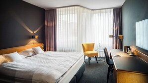 A hotel room with a large bed, a desk, a chair, and a small table. - Best Western Hotel Kaiserslautern (Kaiserslautern)