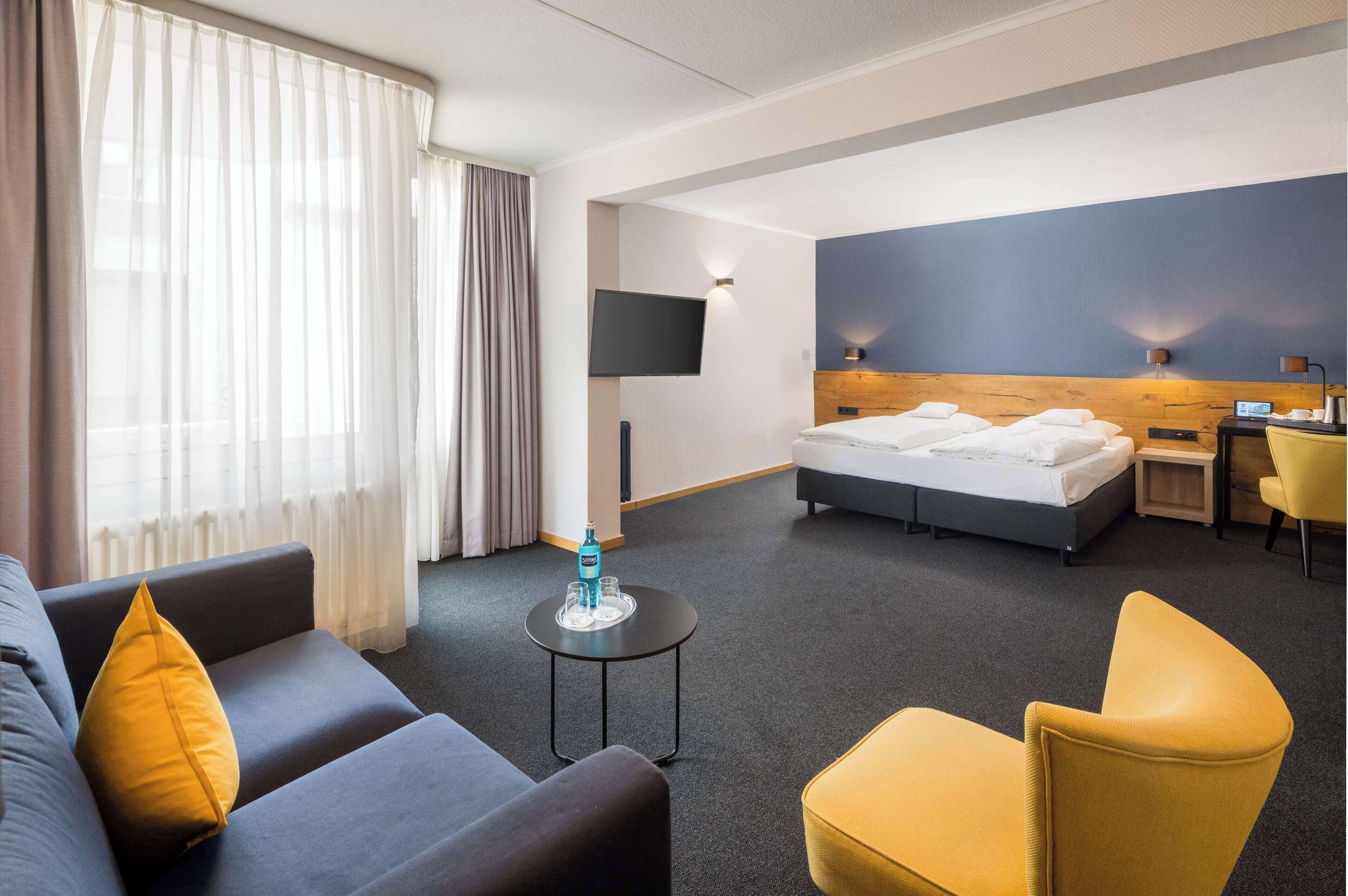 Junior Suite, Multiple Beds, Balcony "only without pet" | Luxe beddengoed, verduisterende gordijnen, geluiddichte muren