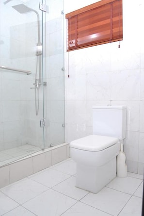 Chambre Exécutive | Salle de bain | Douche, douche à « effet pluie », articles de toilette gratuits