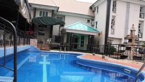 Outdoor pool - Vicmike Villa (Lagos)
