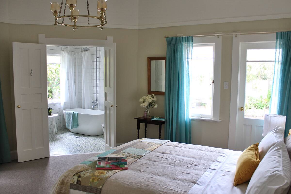 Premium tweepersoonskamer | Luxe beddengoed, een strijkplank/strijkijzer, gratis wifi