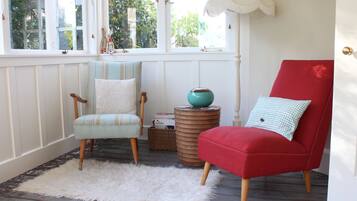 Kamar Double Premium | Seprai premium, setrika/meja setrika, dan Wi-Fi gratis