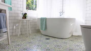 Kamar Double Premium | Kamar mandi | Perlengkapan mandi gratis dan handuk