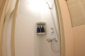 Suite ejecutiva, para no fumadores | Baño | Regadera, amenidades de baño gratuitas, secadora de cabello, bidet