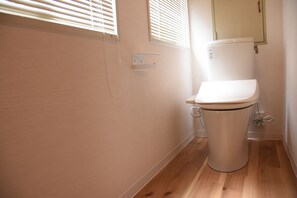 Suite ejecutiva, para no fumadores | Baño | Regadera, amenidades de baño gratuitas, secadora de cabello, bidet