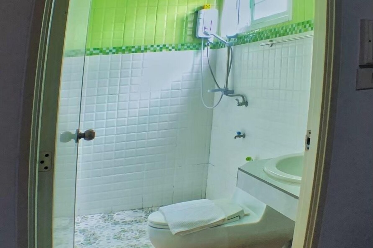 Shower, free toiletries, towels