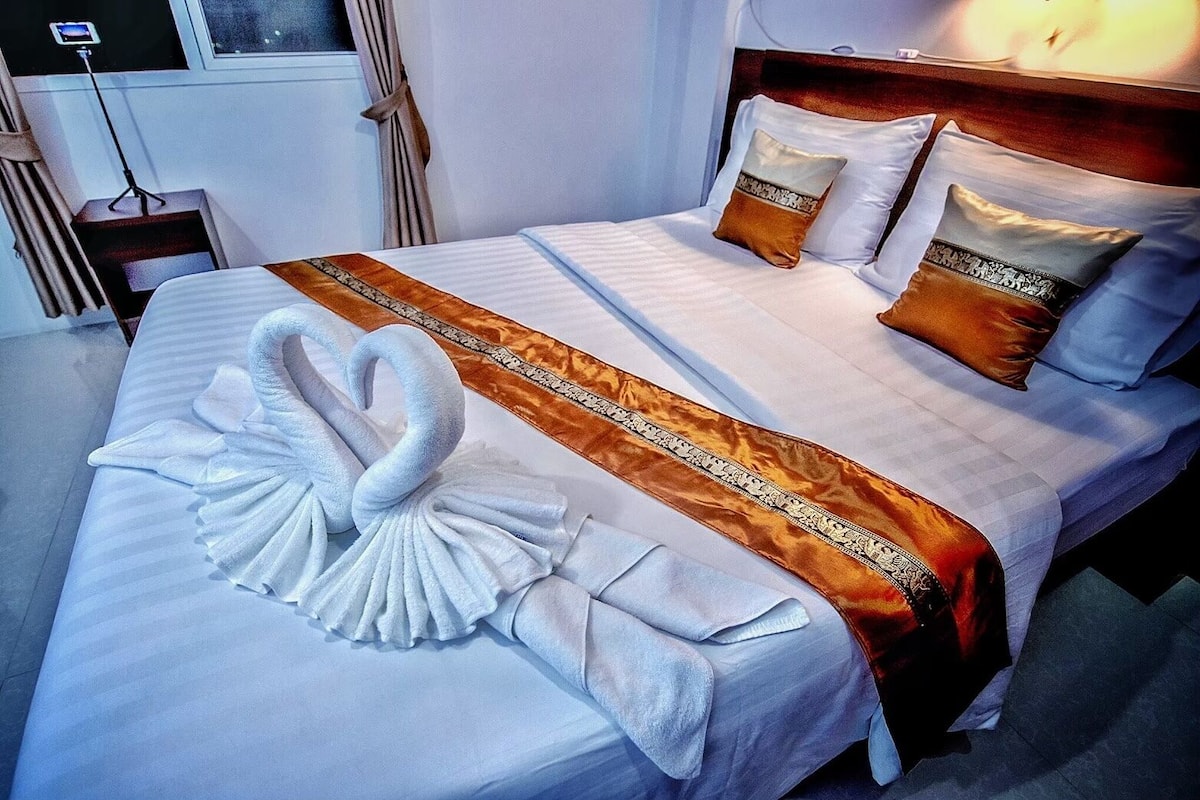 Free minibar, free WiFi
