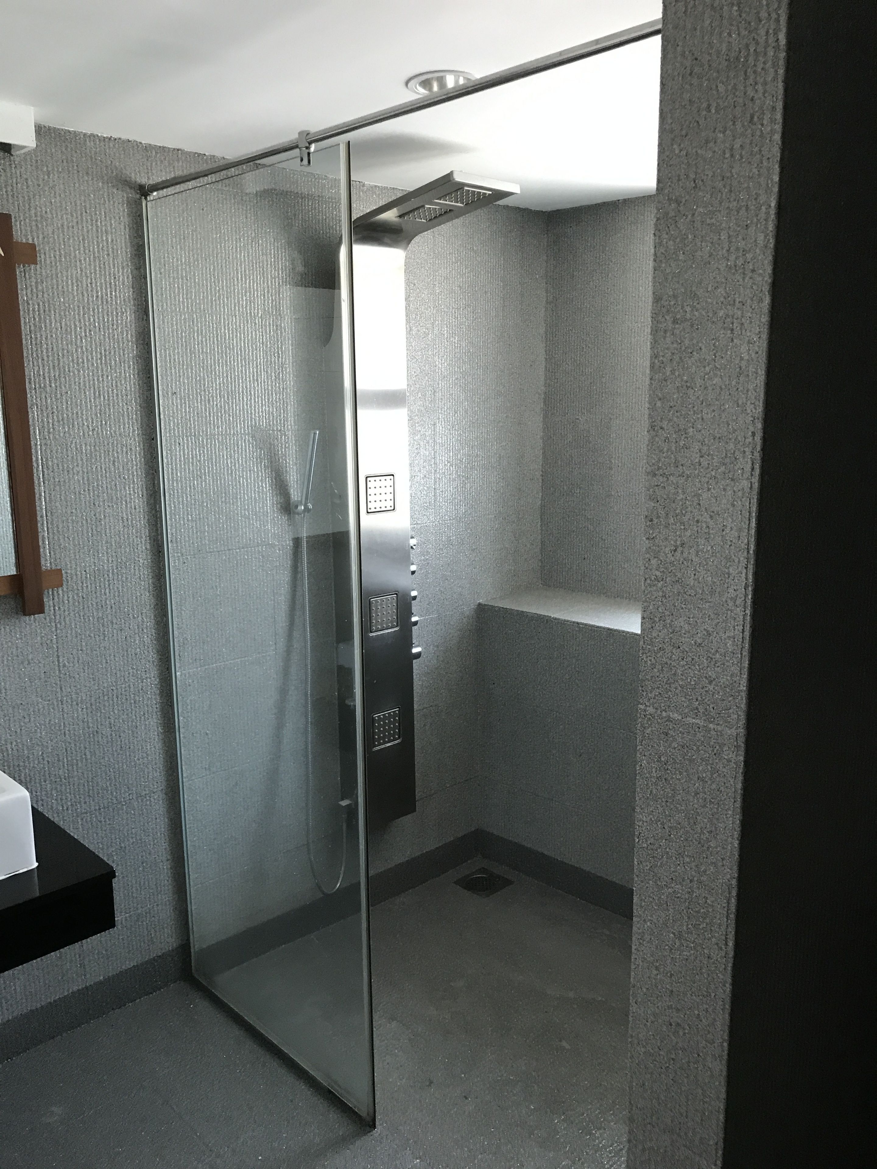 Family Duplex | Bathroom | Shower, free toiletries, hair dryer