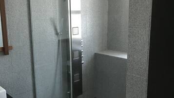 Family Duplex | Bathroom | Shower, free toiletries, hair dryer
