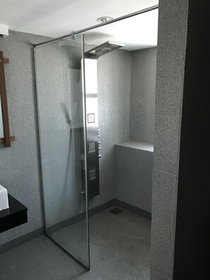 Family Duplex | Bathroom | Shower, free toiletries, hair dryer