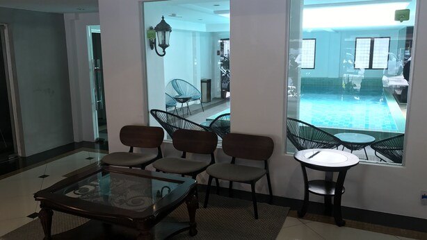 Lobby sitting area - MIL The Boutique Residence (George Town)