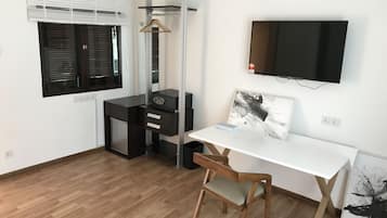 Deluxe Premier | Living area | Flat-screen TV